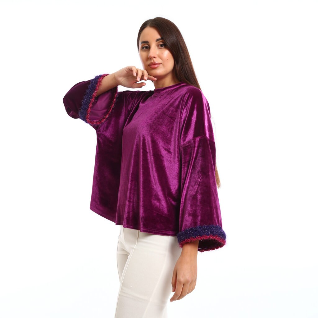 An elegant and luxurious look.. loose-fit, Basic top a velvet The fabric has a soft, plush texture with a subtle sheen