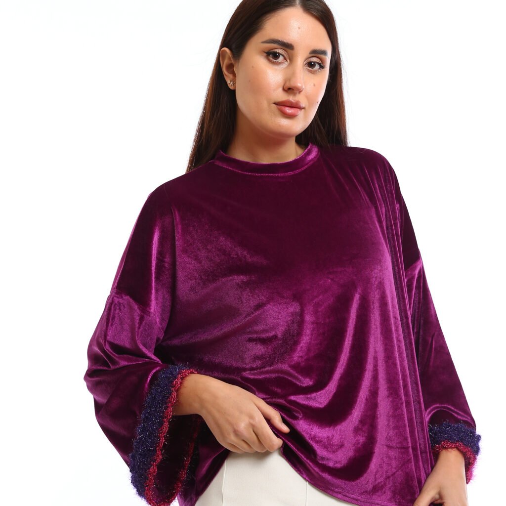 An elegant and luxurious look.. loose-fit, Basic top a velvet The fabric has a soft, plush texture with a subtle sheen