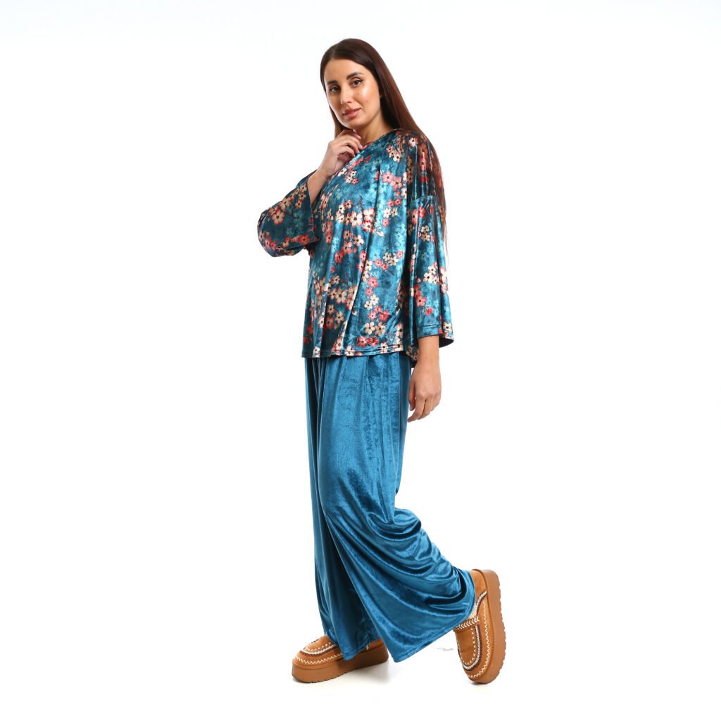 An elegant and luxurious look.. loose-fit, Basic Sets a velvet The fabric has a soft, Basic Top with Normal-waisted, wide-leg pants
