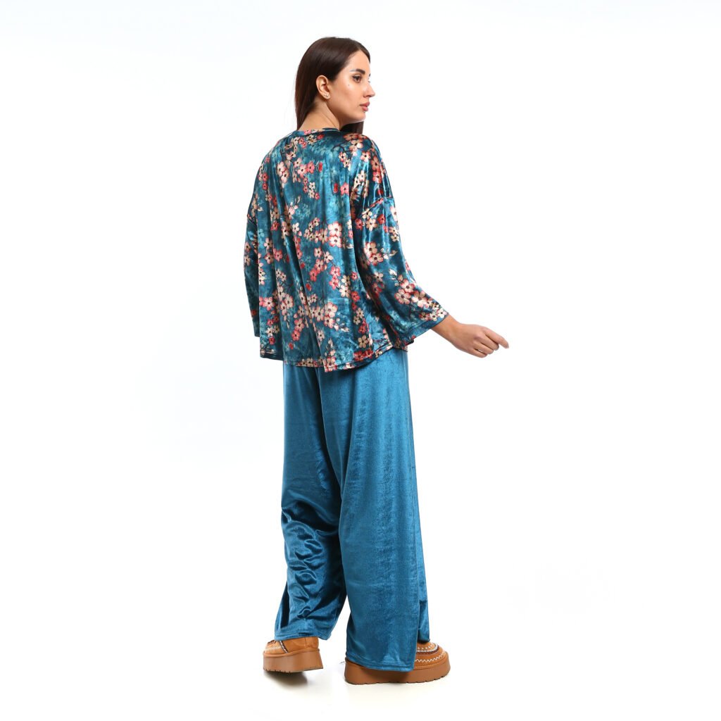 An elegant and luxurious look.. loose-fit, Basic Sets a velvet The fabric has a soft, Basic Top with Normal-waisted, wide-leg pants