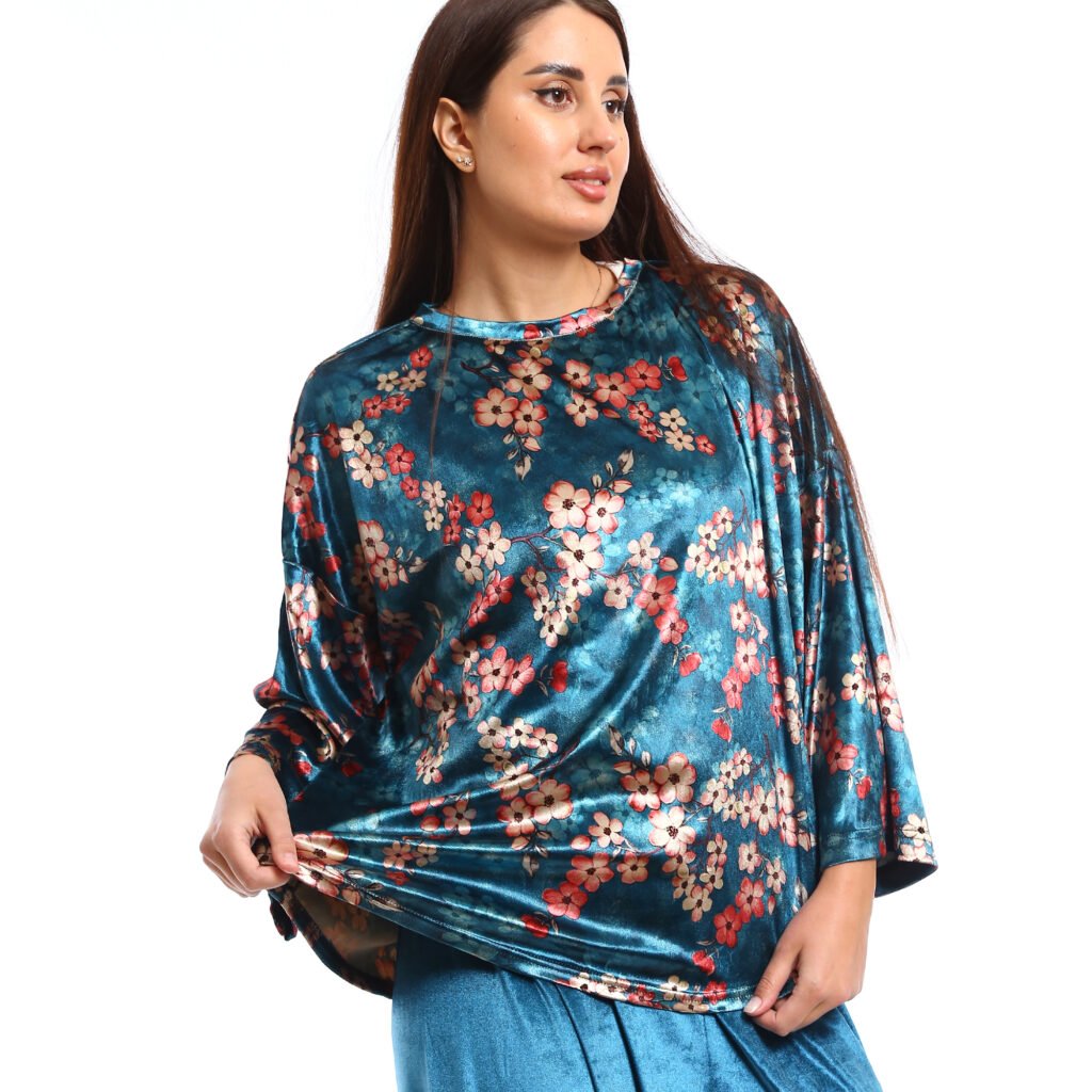 An elegant and luxurious look.. loose-fit, Basic Sets a velvet The fabric has a soft, Basic Top with Normal-waisted, wide-leg pants