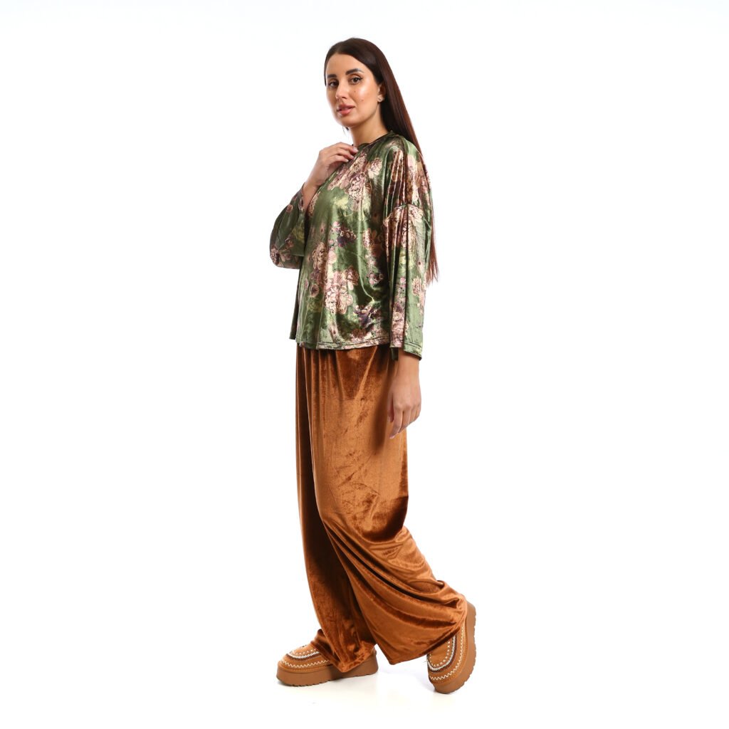 An elegant and luxurious look.. loose-fit, Basic Sets a velvet The fabric has a soft, Basic Top with Normal-waisted, wide-leg pants