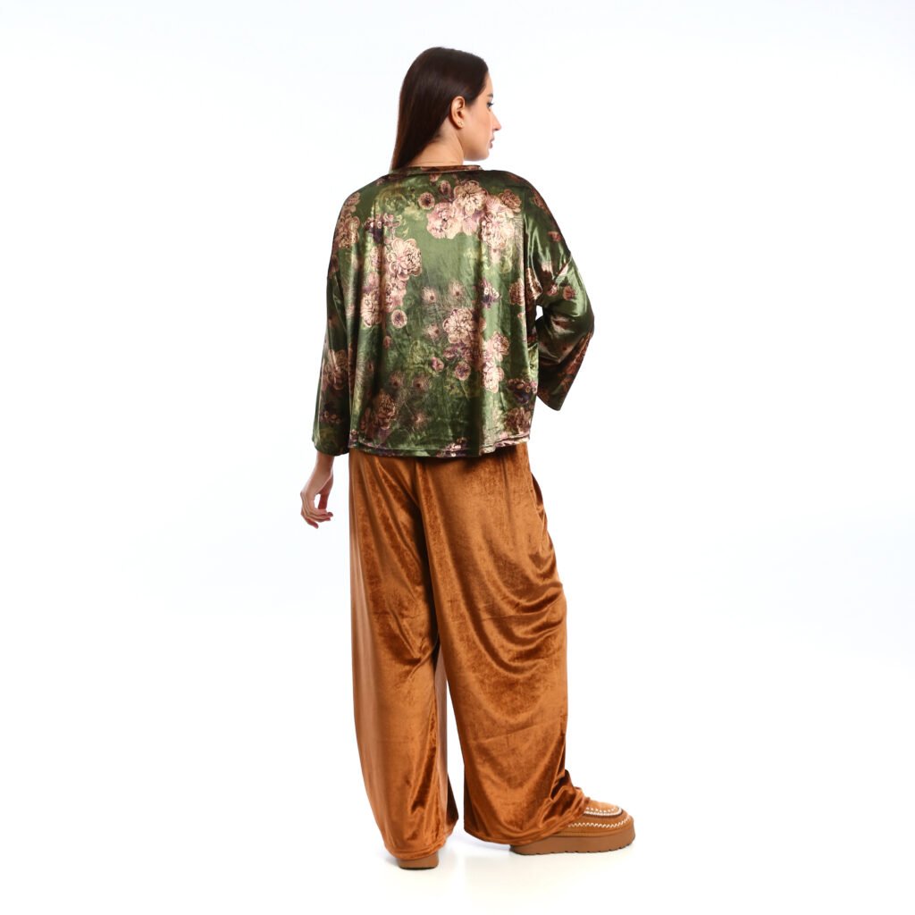 An elegant and luxurious look.. loose-fit, Basic Sets a velvet The fabric has a soft, Basic Top with Normal-waisted, wide-leg pants