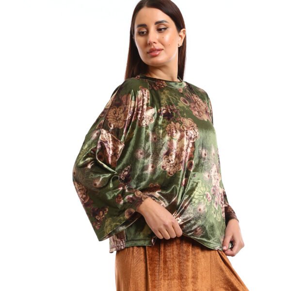 An elegant and luxurious look.. loose-fit, Basic Sets a velvet The fabric has a soft, Basic Top with Normal-waisted, wide-leg pants