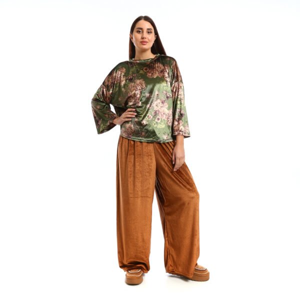 An elegant and luxurious look.. loose-fit, Basic Sets a velvet The fabric has a soft, Basic Top with Normal-waisted, wide-leg pants