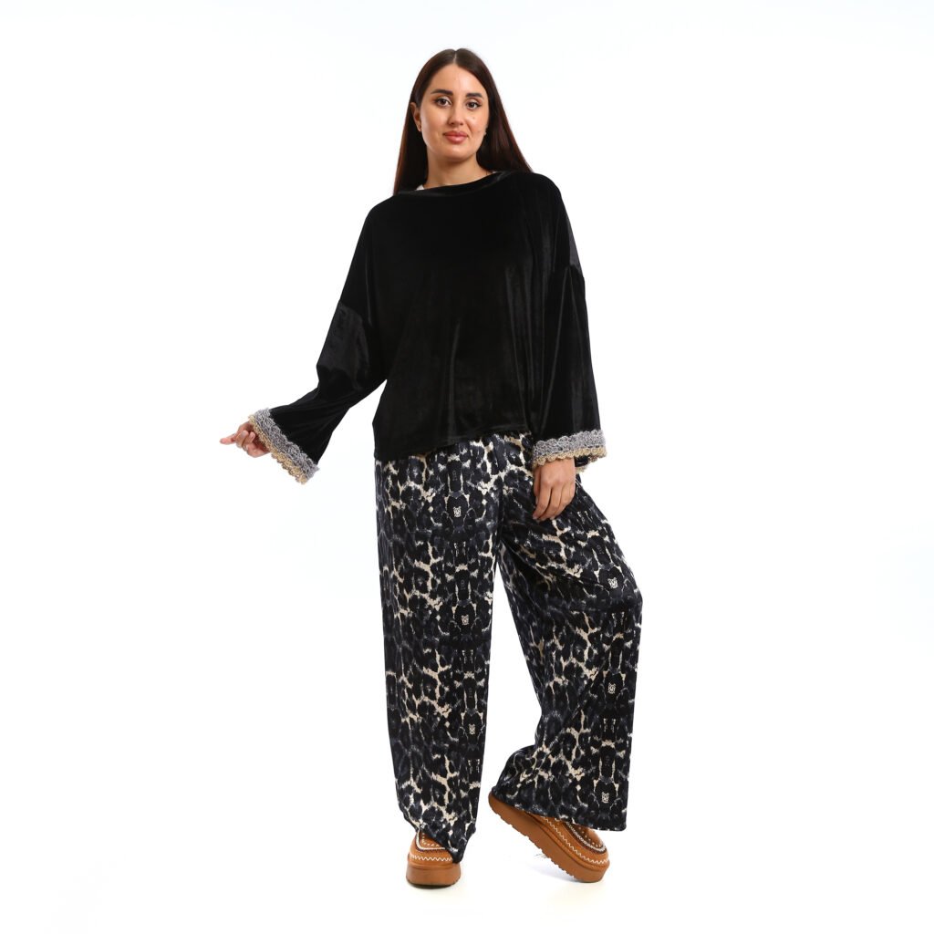 An elegant and luxurious look.. loose-fit,   Basic Sets a velvet  The fabric has a soft, plush texture with a subtle sheen