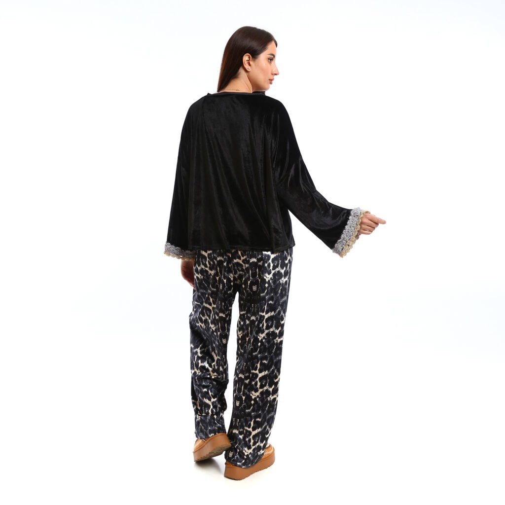 An elegant and luxurious look.. loose-fit, Basic Sets a velvet The fabric has a soft, plush texture with a subtle sheen