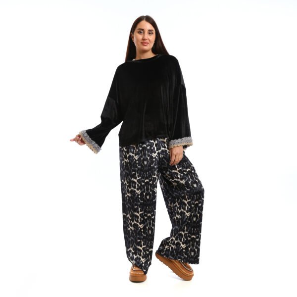 An elegant and luxurious look.. loose-fit, Basic Sets a velvet The fabric has a soft, plush texture with a subtle sheen